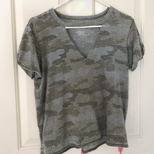 American Eagle v-neck camo tee